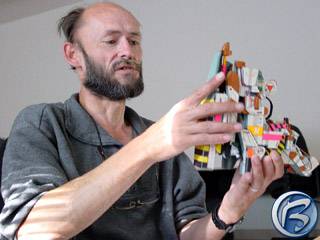 Designér Jozef Sebíň se svým funkčním modelem kosmické lodi
