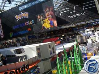 Pohled z galerie na sten prostory, jim vvod transparenty Nintenda a PlayStation 2
