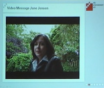 Fotografie na GC prezentovaného video-pozdravu Jane Jensen.