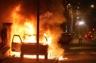 Hořící auto při nepokojích ve Francii
