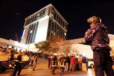 Jordánský policista stojí ped hotelem Radisson, ve kterém teroristé zabíjeli.