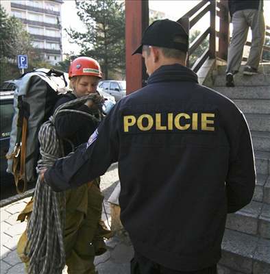 Policista je podezel z esti loupe