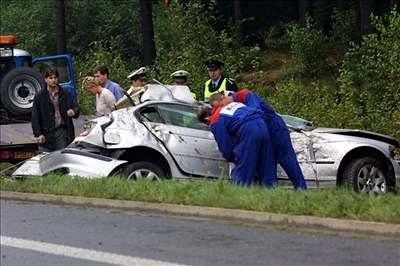 Policist a vojci fingovali autonehody