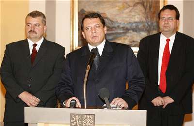 Odstupující ministr Petr Zgarba, premiér Jiří Paroubek a Zgarbův nástupce Jan Mládek (zleva).
