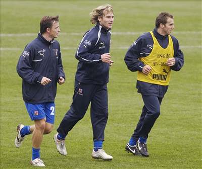 Vladimír micer, Pavel Nedvd a Karel Poborský (zleva) se pipravují na sobotní zápas v Norsku