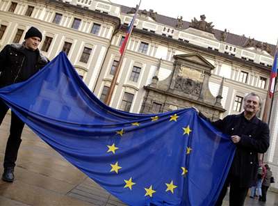 Michael Kocáb a Boek ípek s vlajkou EU.