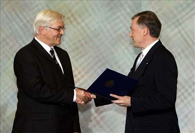 Nmecký prezident Horst Köhler (vpravo) jmenoval 22. listopadu ministrem zahranií Franka-Waltera Steinmeiera (SPD). 