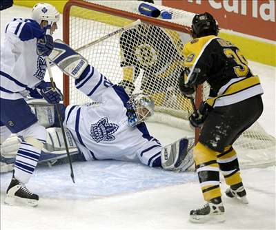 eský obránce Tomá Kaberle (vlevo) pomáhá Edu Belfourovi zastavit útok.