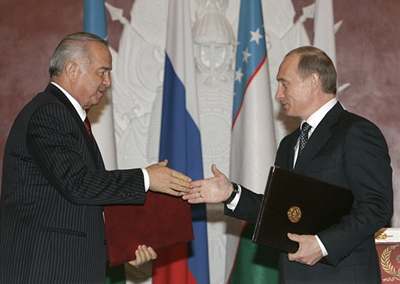 Islam Karimov (vlevo) a Vladimír Putin pi podpisu spojenecké smlouvy.