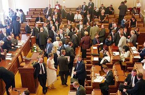 Poslanci schválili změny v řadě sociálních zákonů