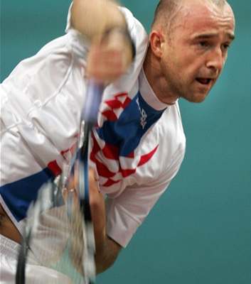 Chorvatský tenista Ivan Ljubii podává proti Slováku Karolu Kuerovi.