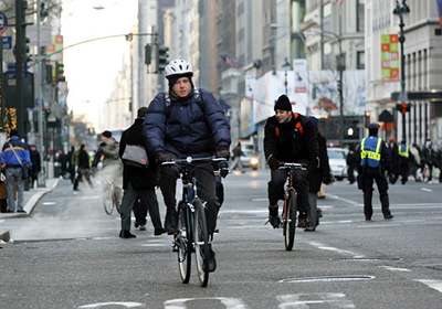 Cyklisté projídjí po Páté avenue v New Yorku, kde 20. prosince vstoupili do stávky zamstnanci ve veejné doprav. 