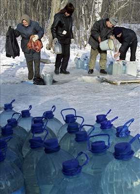 Lidé nabírali 21. prosince vodu dírou v ledu z íky na pedmstí ruského Chabarovska. Odborníci zjistili zvyující se mnoství rakovinotvorného benzenu v ruské ece Amur.