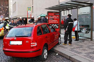 Auto vjelo do lidí na zastávce. 