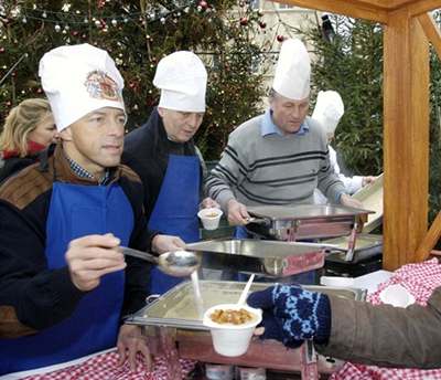 Rozdávání rybí polévky na Staromstském námstí.