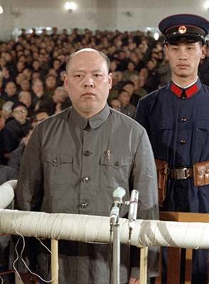 Zabíjel perem. Jao Wen-jüan byl v roce 1980 odsouzen na 20 let. Patil k hlavním pedstavitelm kulturní revoluce, pi ní zahynuly miliony lidí. 
