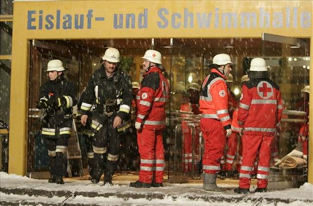 Hasi�i v bavorském alpském st�edisku Bad Reichenhall zasahují u místního zimního stadionu, na kterém se z�ítila st�echa.