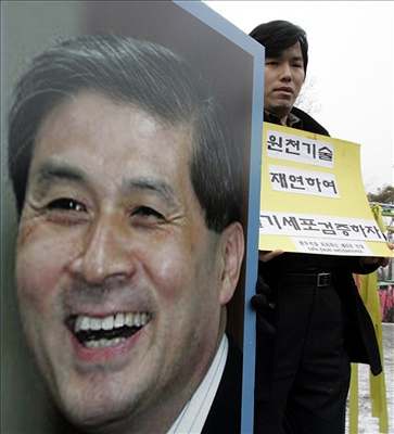 Příznivci jihokorejského vědce U Sok-hwanga.