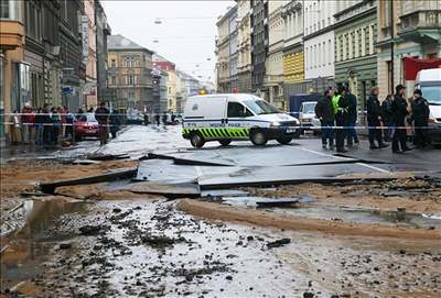 V Praze se kvli vod propadla silnice
