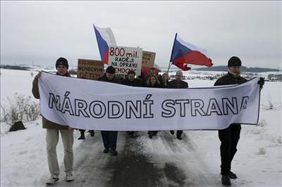 Národní strana demonstruje za zru�ení vep�ína.