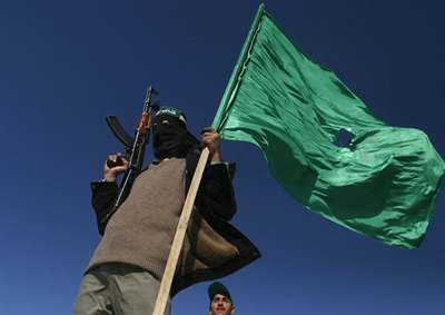 Ozbrojenec slaví vítzství Hamasu ve volbách
