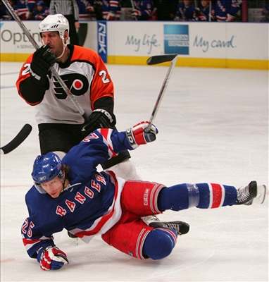 Petr Průcha z New York Rangers padá před Mikem Knublem z Philadelphia Flyers