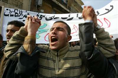 Iráčané demonstrují proti karikaturám Mohameda.