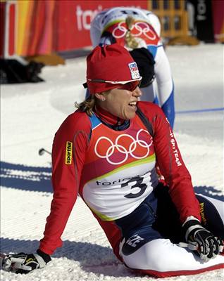 Turín 2006 - Kateřina Neumannová v cíli olympijského skiatlonu.
