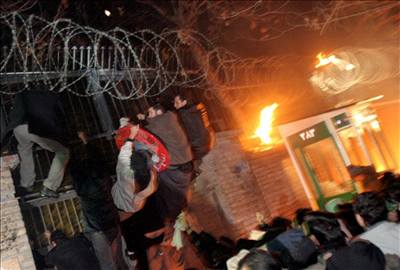 Demonstranti napadli nmeckou ambasdu 