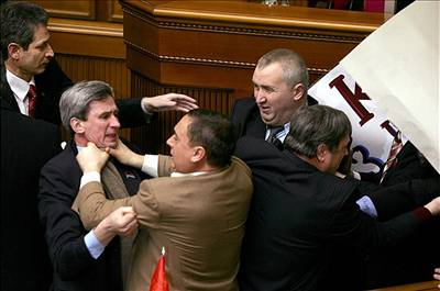 Tsn ped vystoupením Viktora Juenka se komunistití poslanci poprali se svými oponenty.