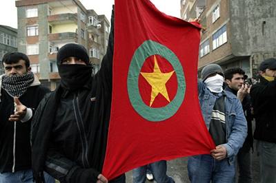 Kurdtí demonstranti pi demonstraci za proputní Abdullaha Ocalana.