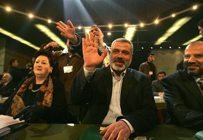 Ismáíl Haníja, kandidát Hamasu na premiéra, pi zasedání palestinského parlamentu.