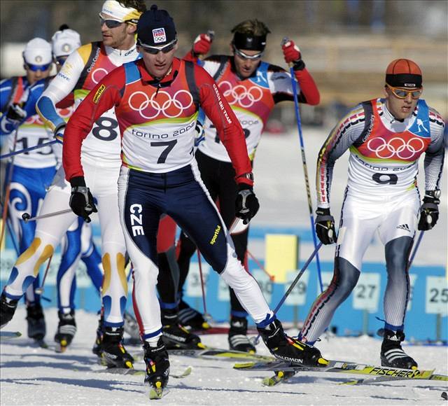 Turín 2006 - Luká Bauer jede v ele skupiny závodník pi olympijském skiatlonu