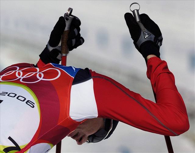 Turín 2006 - Zklamaný Luká Bauer v cíli olympijského skiatlonu skupiny závodník pi olympijském skiatlonu