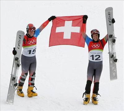 Turín 2006 - Zlatý a stíbrný medalista z paralelního slalomu snowboardist - výcartí brati. Zleva: Phillip (zlatý) a Simon (stíbrný)
