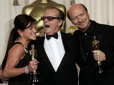 Producentm snímku Crash, Paulu Haggisovi, vpravo, a Cathy Schulmanové pedal cenu za nejlepí film Jack Nicholson.