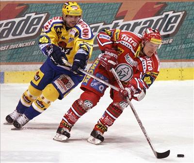 Petr Mudroch z Pardubic (vpravo) a Petr Leka ze Zlína v utkání závreného 52. kola hokejové extraligy.