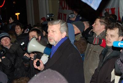 Hlavní opoziní kandidát Aljaksandr Milinkevi na mítinku v Minsku.