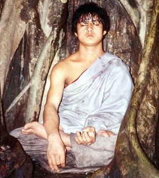 Rám Bahádur Bandžan při meditaci u kořene stromu.
