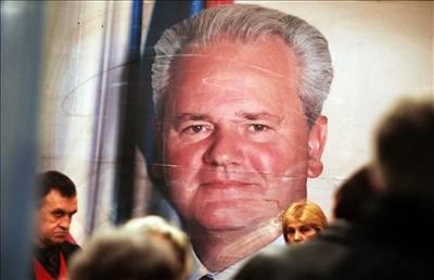 Píznivci zesnulého Slobodana Miloevie se seli ped jeho portrétem.