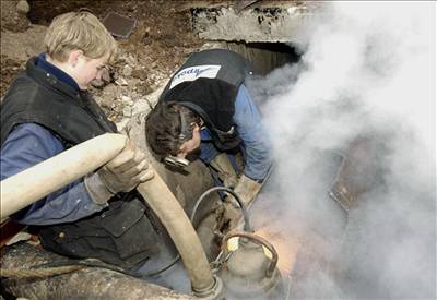 Pracovníci firmy Arpoka opravují netsnost na potrubí teplovodu v Hradci Králové.