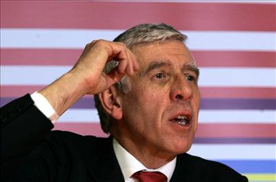 Britský ministr zahranií Jack Straw pístup podporuje.