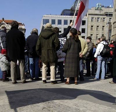 Blorutí studenti spolu s píznivci demonstrovali 19. bezna v Praze za svobodné volby ve své vlasti.