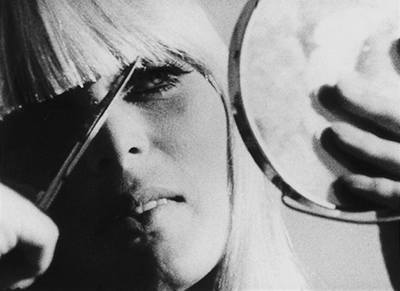 Snímek z Warholova filmu Dívky z hotelu Chelsea.