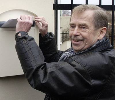 Bývalý prezident Václav Havel na bloruské ambasád.