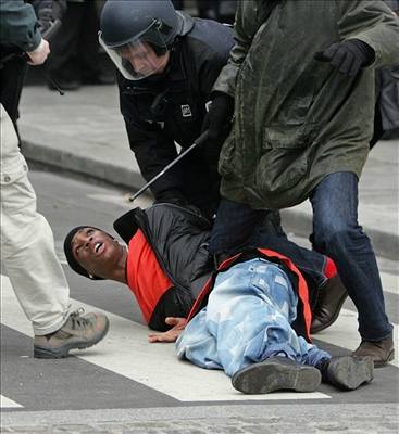 Protesty ve Francii stále pokraují.