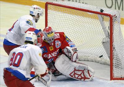 Tomá Vak pekonává brankáe Slavie Petra Fraka.