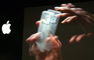 Miniatirní Ipod nazvaný "nano" na obí obrazovce u píleitosti pravidelné výstavy Apple.