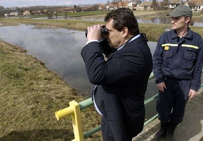 Premiér Jií Paroubek sleduje velkou vodu.