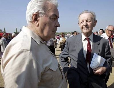 Komunisté na Letné při oslavách 1. máje (2005). V šedém saku Milouš Jakeš.
